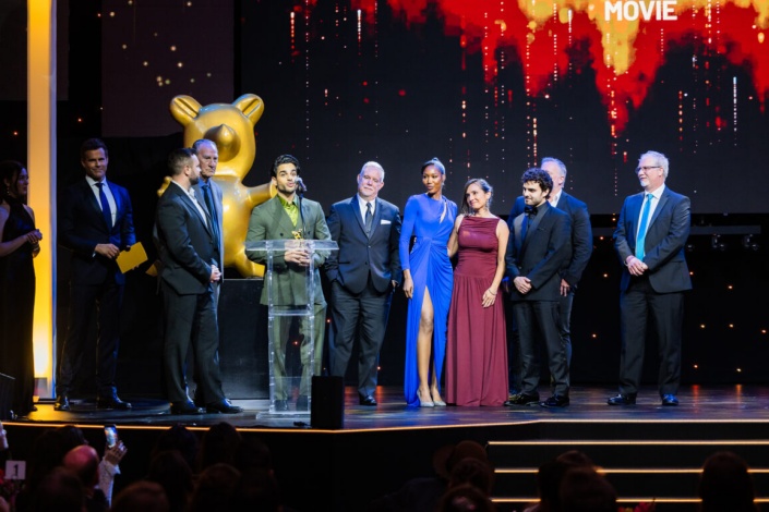 《神選之人》劇組上台領獎。（圖片來源：Chris Schmitt Photography）